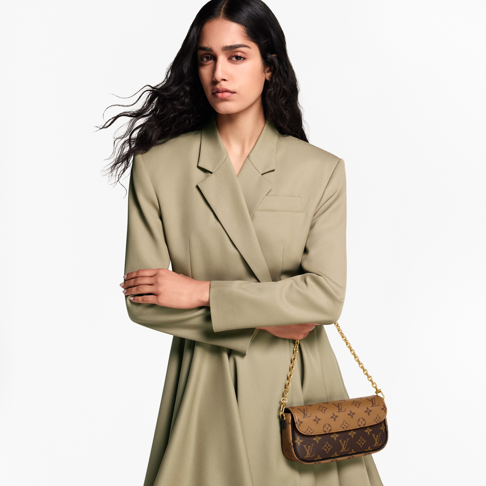 Monogram Reverse Petite Maroquinerie Portefeuilles sur Chaîne et Micro Sac Portefeuille chaîne Ivy | Louis Vuitton ® (Zoom produit)