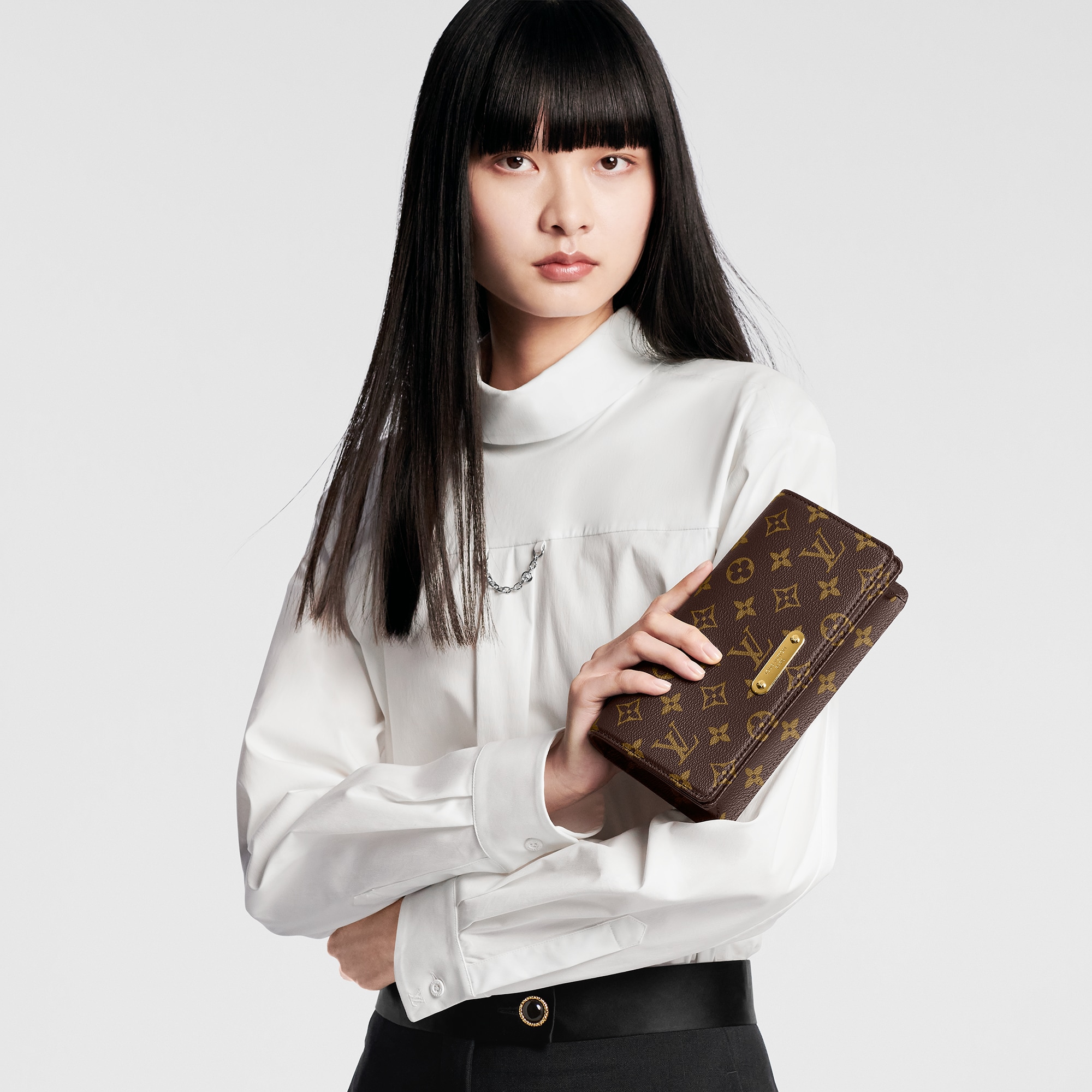 Monogram Petite Maroquinerie Portefeuilles sur Chaîne et Micro Sac Portefeuille chaîne Lily | Louis Vuitton ® (Zoom produit)