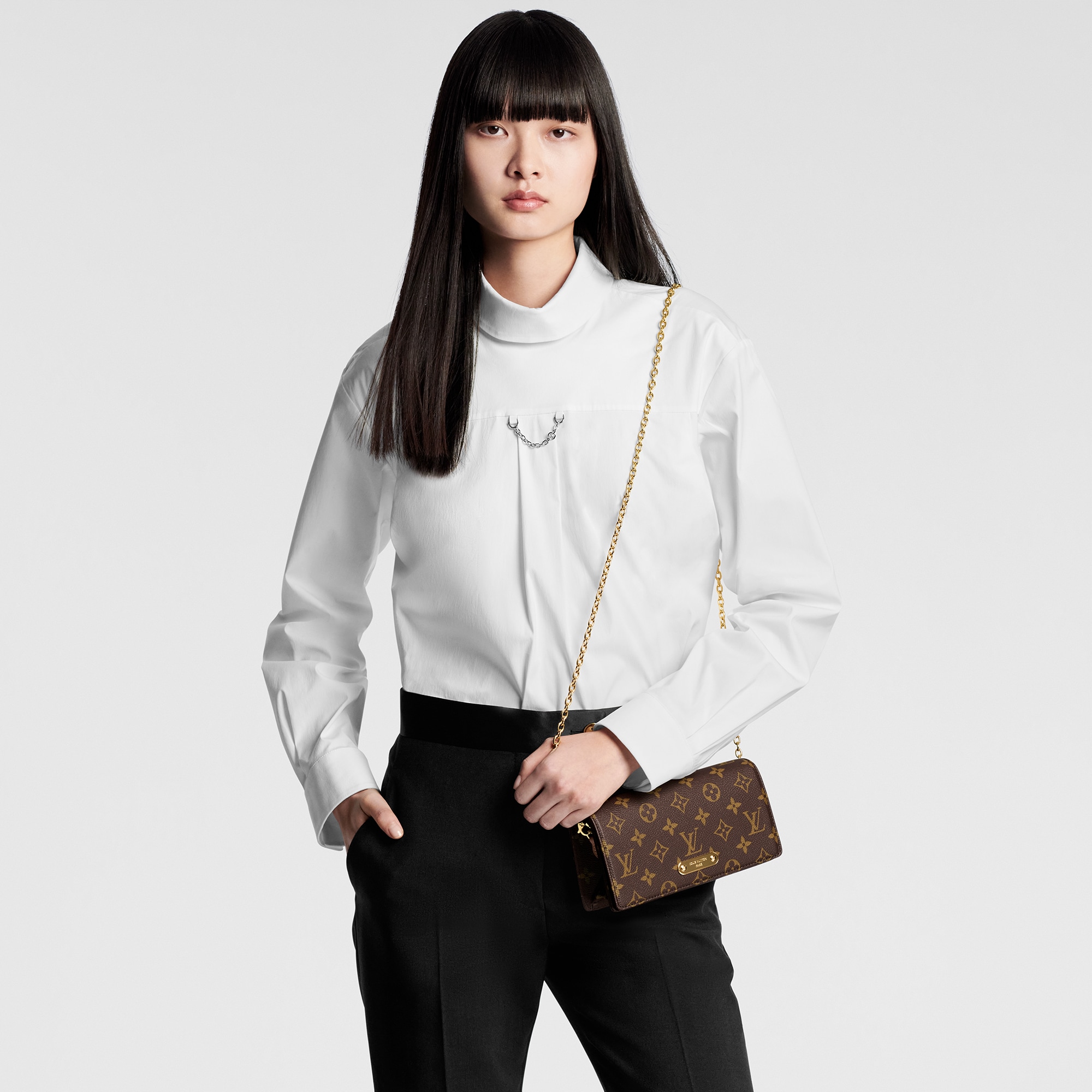 Monogram Petite Maroquinerie Portefeuilles sur Chaîne et Micro Sac Portefeuille chaîne Lily | Louis Vuitton ® (Zoom produit)