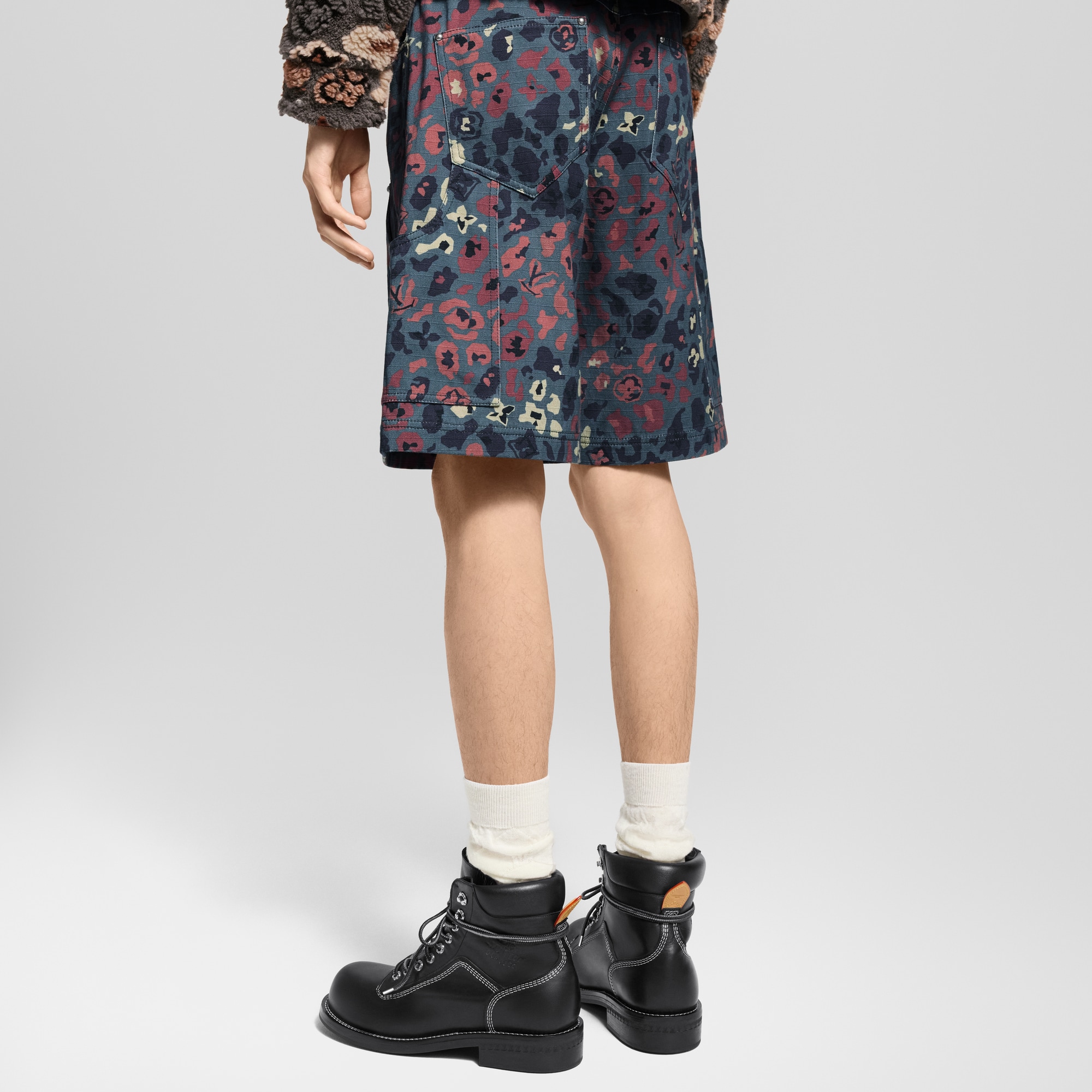  Ready-to-Wear Pants Printed Carpenter Shorts | Louis Vuitton ® (Product zoom)