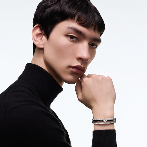 Jewelry Bracelets Pure V Bracelet, White Gold, Black Lacquer and Diamonds | Louis Vuitton ® (Product zoom)