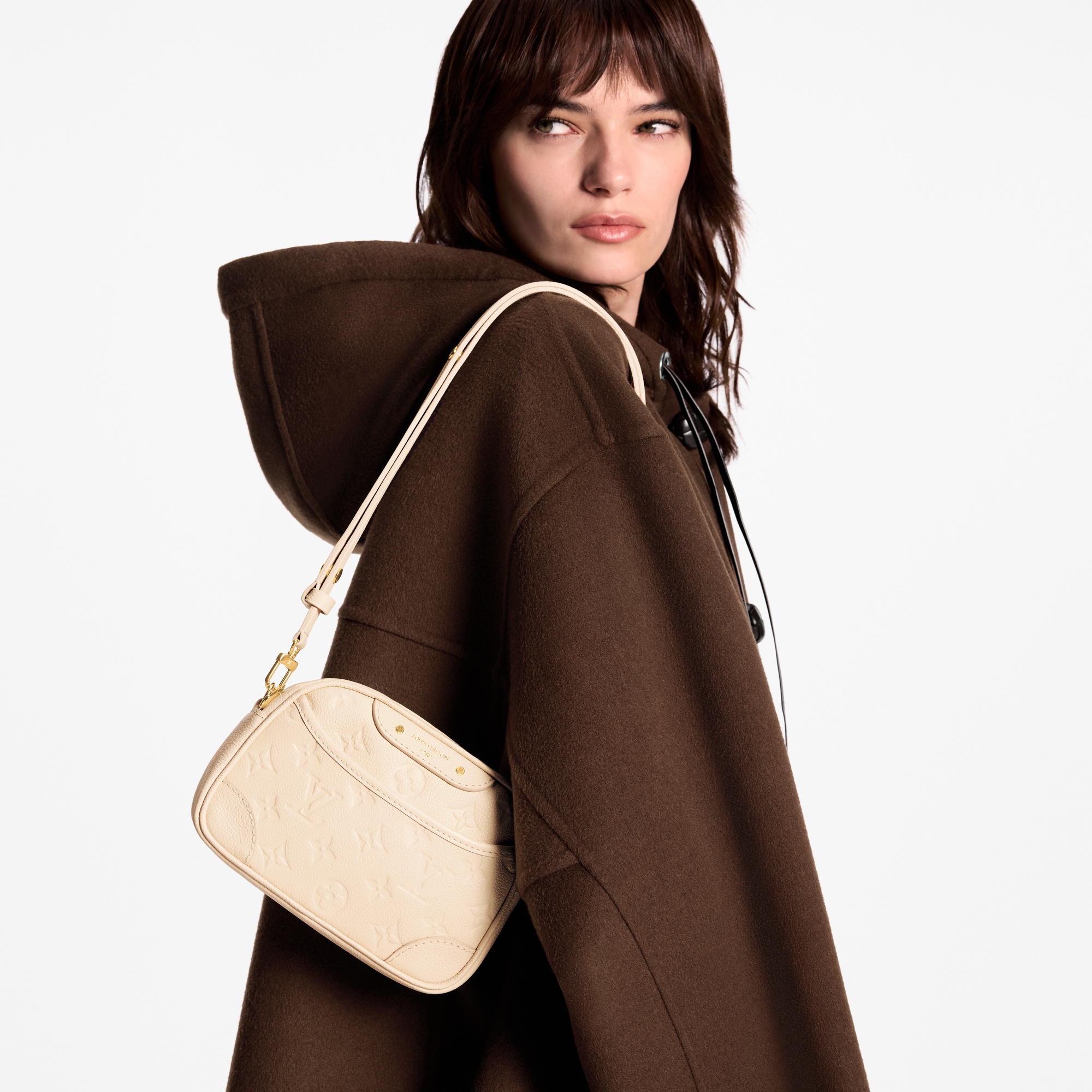 Cuir Monogram Empreinte Petite Maroquinerie Portefeuilles sur Chaîne et Micro Sac Sac caméra Tiny | Louis Vuitton ® (Zoom produit)