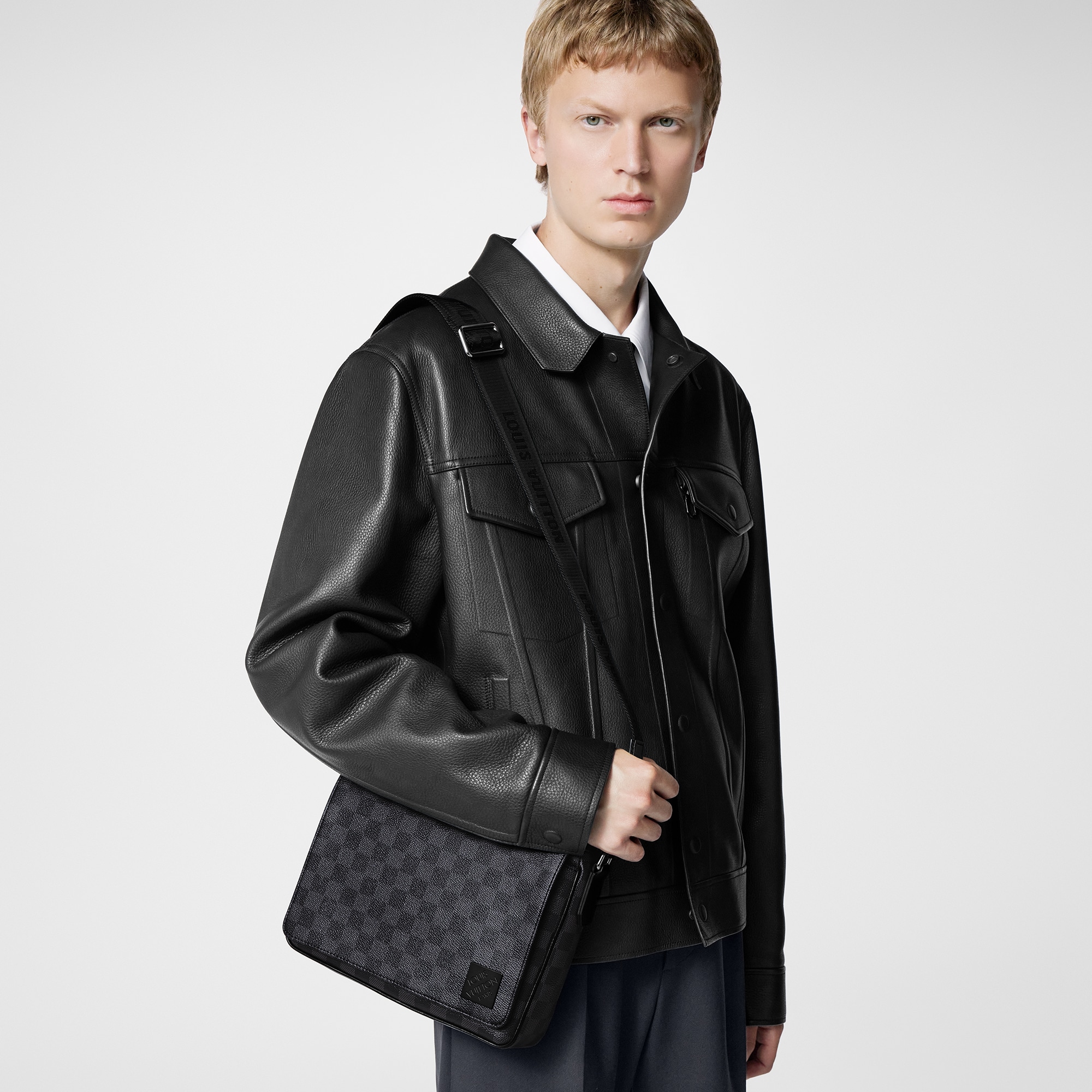 Toile Damier Graphite Sacs  Tous les Sacs Sac District PM | Louis Vuitton ® (Zoom produit)