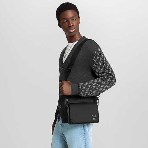 LV Aerogram Homme Nouveau Formel Sac Takeoff Messenger PM | Louis Vuitton ® (Zoom produit)