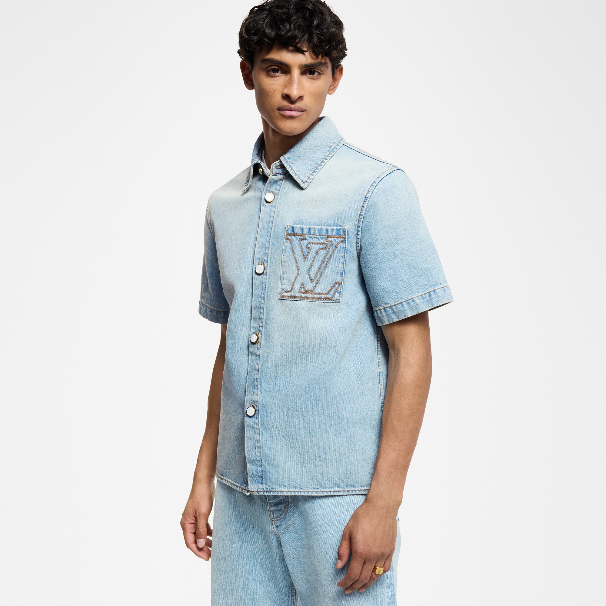  Ready-to-Wear Shirts Short-Sleeved Denim Shirt | Louis Vuitton ® (Product zoom)