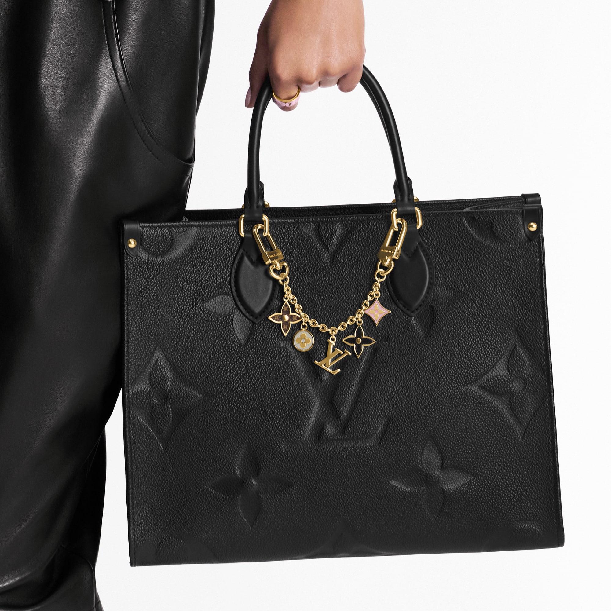 S00 Accessories Key Holders and Bag Charms Spring Street Chain Bag Charm | Louis Vuitton ® (Product zoom)
