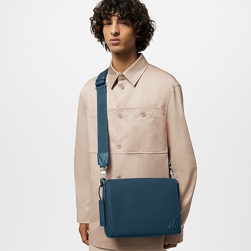 LV Aerogram Holiday Men's Selection Takeoff Messenger | Louis Vuitton ® (Product zoom)