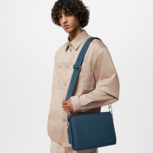 LV Aerogram Holiday Men's Selection Takeoff Messenger | Louis Vuitton ® (Product zoom)
