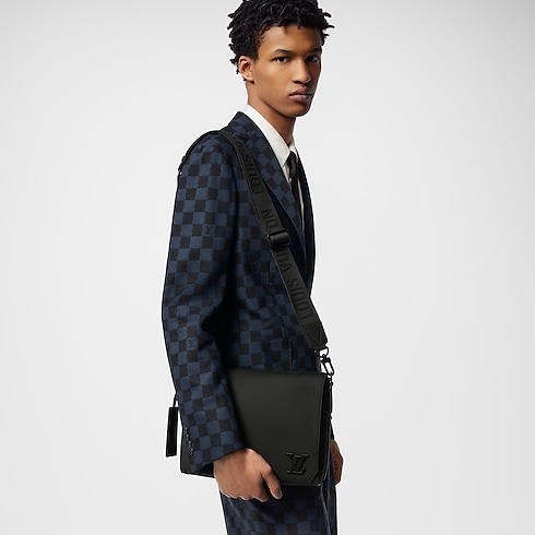 LV Aerogram Holiday Men's Selection Takeoff Messenger | Louis Vuitton ® (Product zoom)