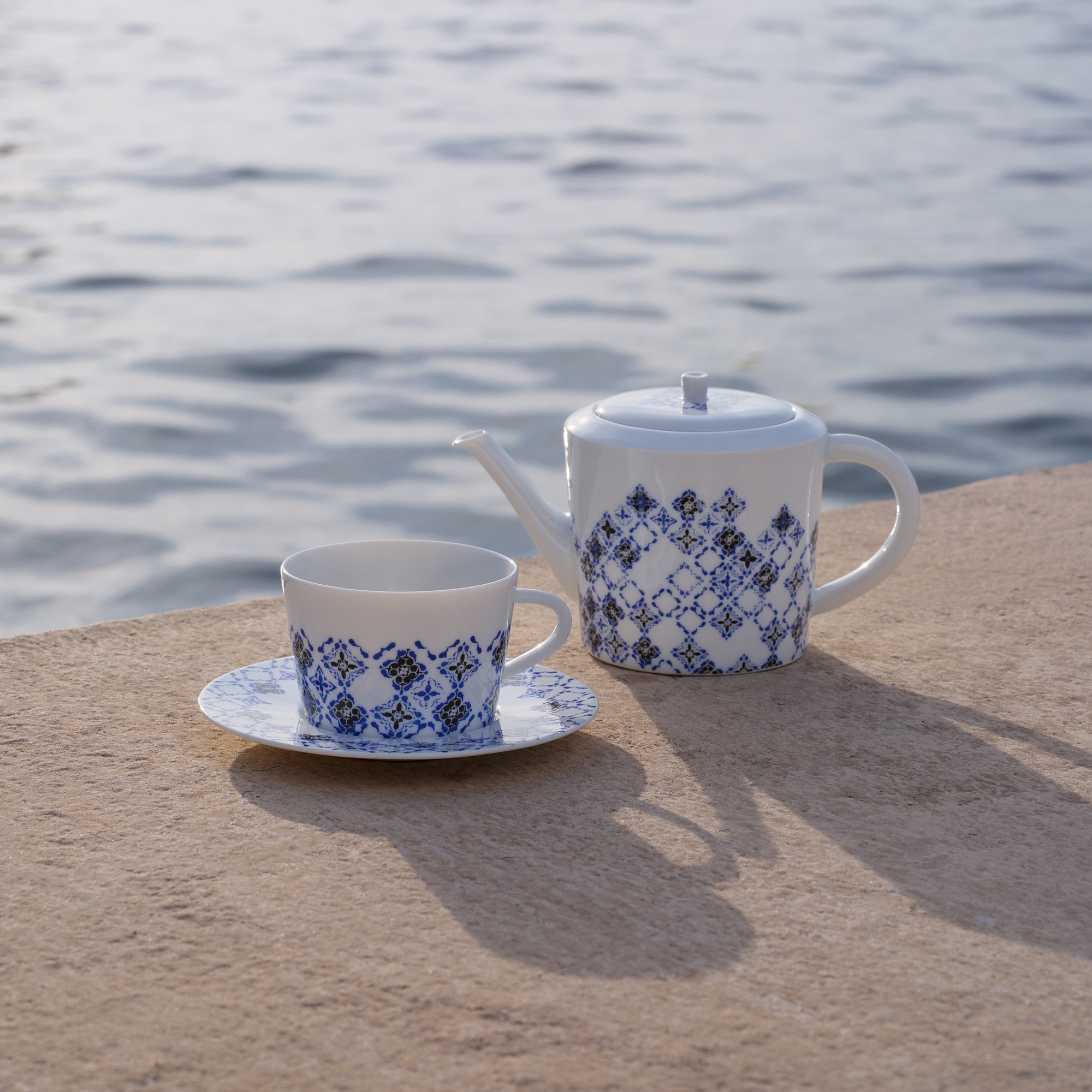  Home and Art of Dining Art of Dining Teapot LV By The Pool | Louis Vuitton ® (Product zoom)