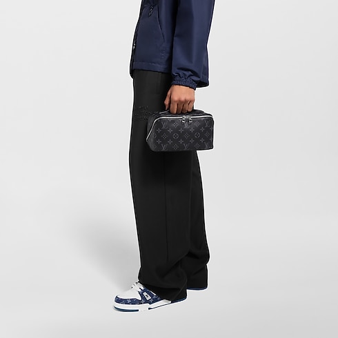 Toile Monogram Eclipse Voyage Accessoires de voyage Trousse de toilette | Louis Vuitton ® (Zoom produit)