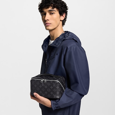 Toile Monogram Eclipse Voyage Accessoires de voyage Trousse de toilette | Louis Vuitton ® (Zoom produit)