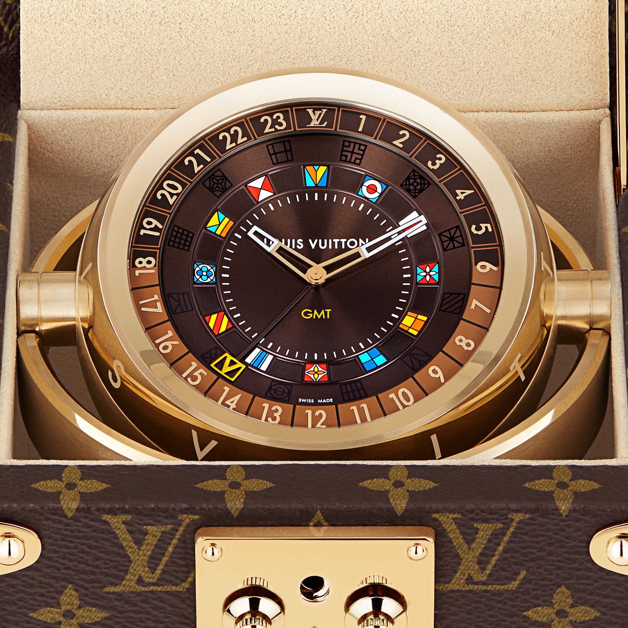  All Watches } Trunk Table Clock, Quartz, 80mm, Brass, Monogram | Louis Vuitton ® (Product zoom)