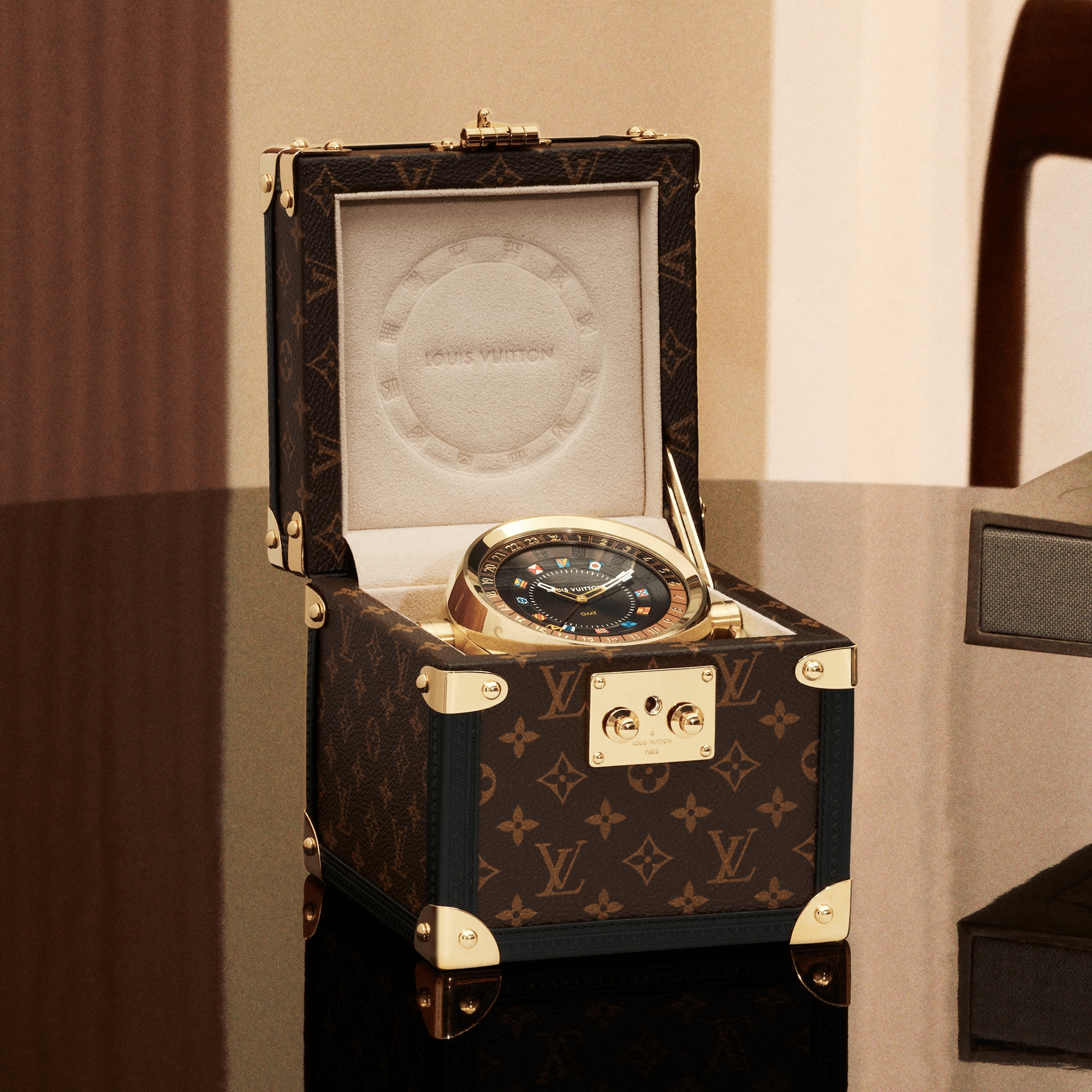  All Watches } Trunk Table Clock, Quartz, 80mm, Brass, Monogram | Louis Vuitton ® (Product zoom)