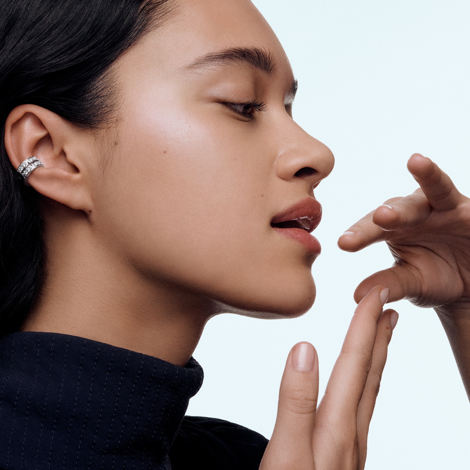  Categories Earrings Tumbler Earcuff, White Gold and Diamonds | Louis Vuitton ® (Product zoom)